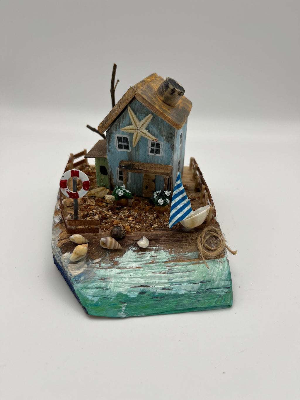 Miniature House by the coast RRS1010