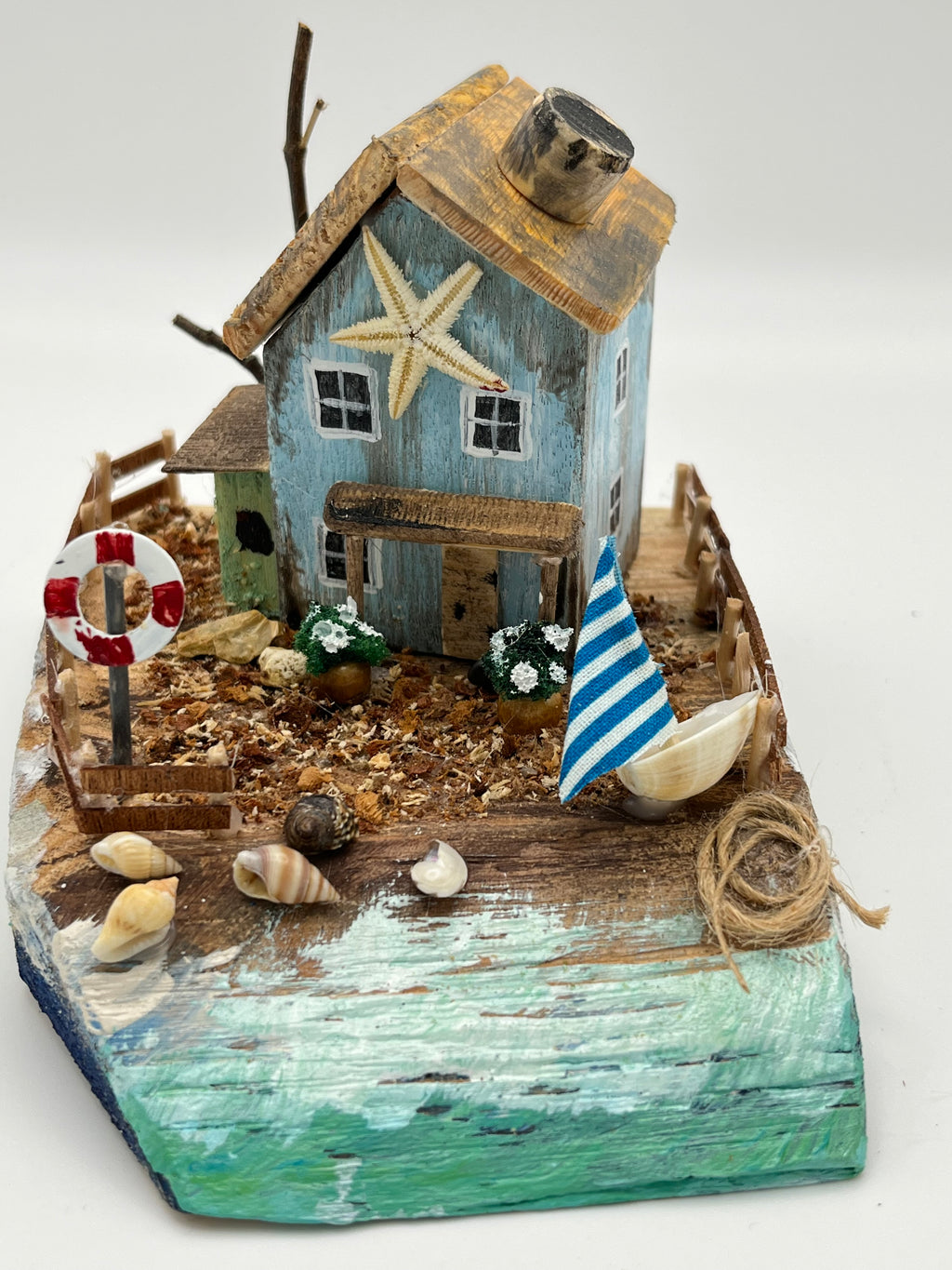 Miniature House by the coast RRS1010
