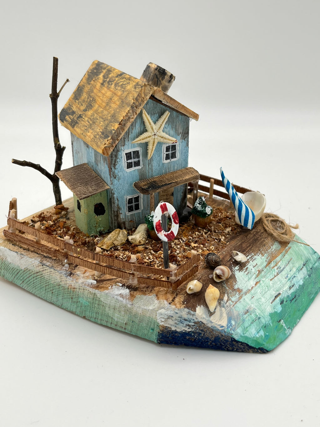 Miniature House by the coast RRS1010