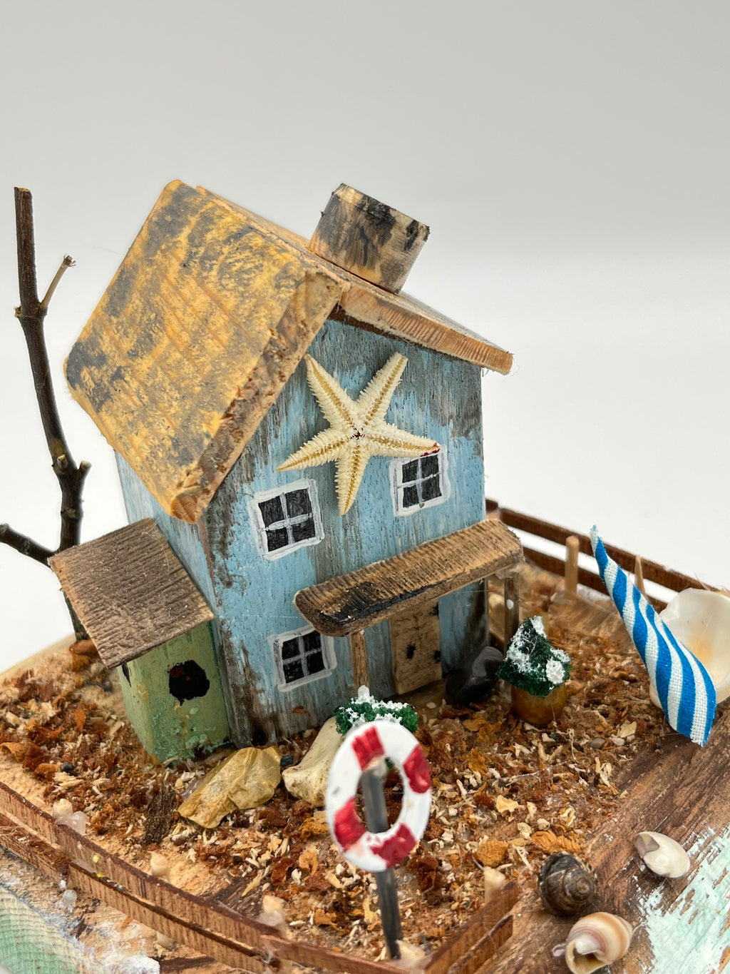 Miniature House by the coast RRS1010