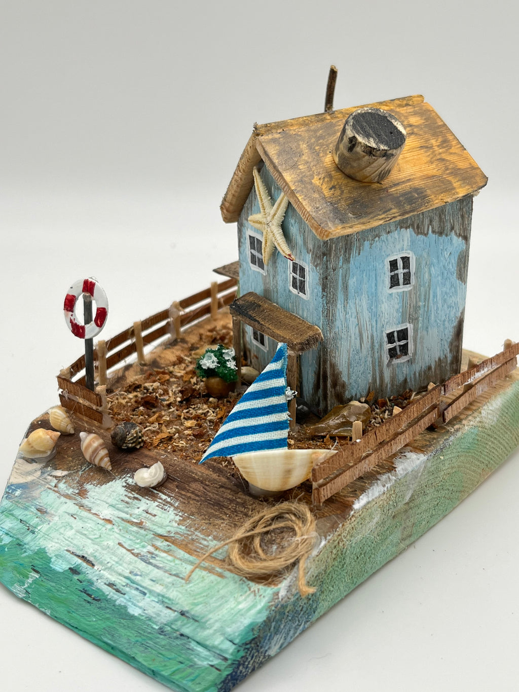 Miniature House by the coast RRS1010