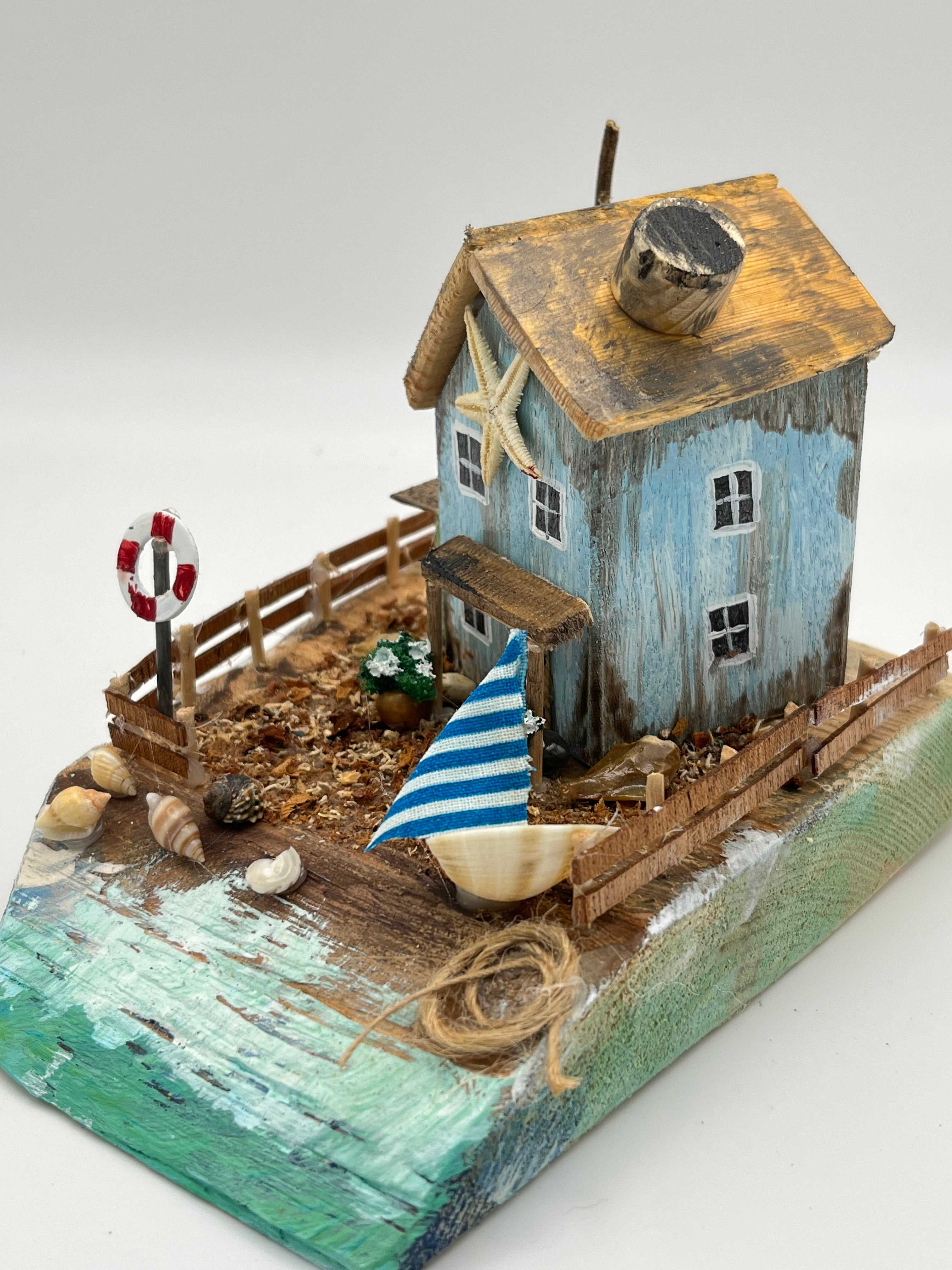 Miniature House by the coast RRS1010
